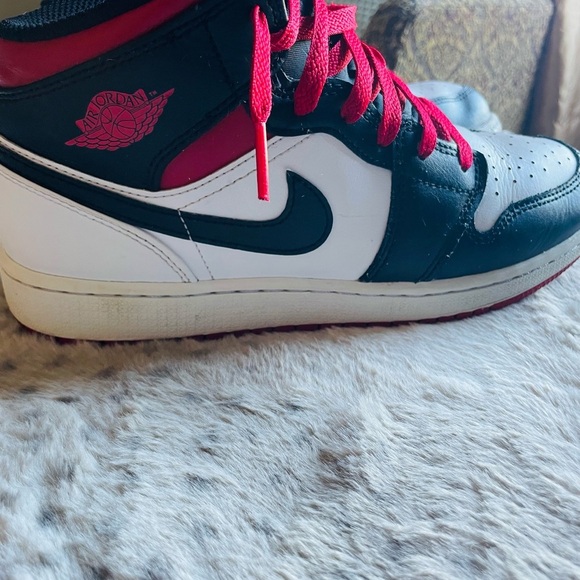 Air Jordan 1 Mid Gym Red Black Toe (GS) DQ8423-106 Size 6.5 Y - Picture 4 of 7